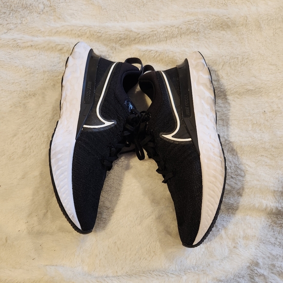 Nike Black and White Sneakers - Picture 4 of 4